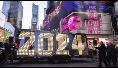 New-York : les illuminations du nouvel an ont été dévoilées à Times Square