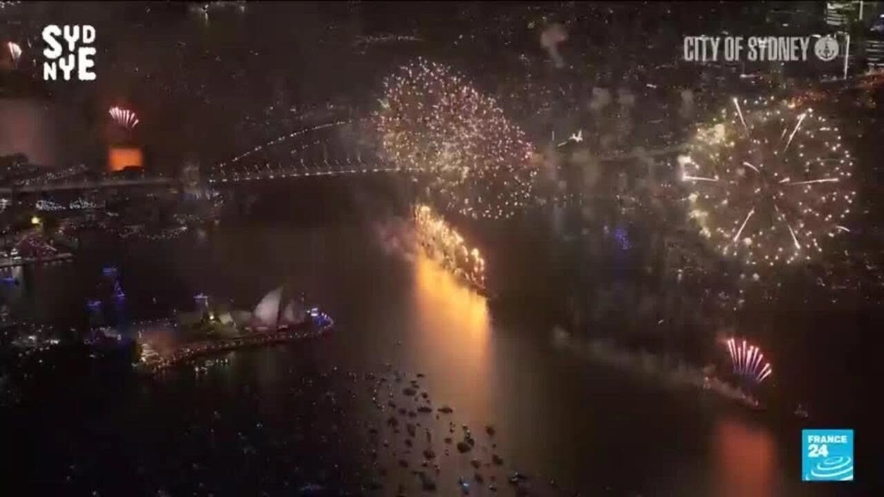 Sydney launches 8 tonnes of fireworks near iconic Harbour Bridge to ring in New Year • FRANCE 24