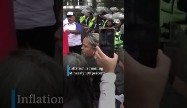 Venezuela public sector workers protest economic situation | DW News
