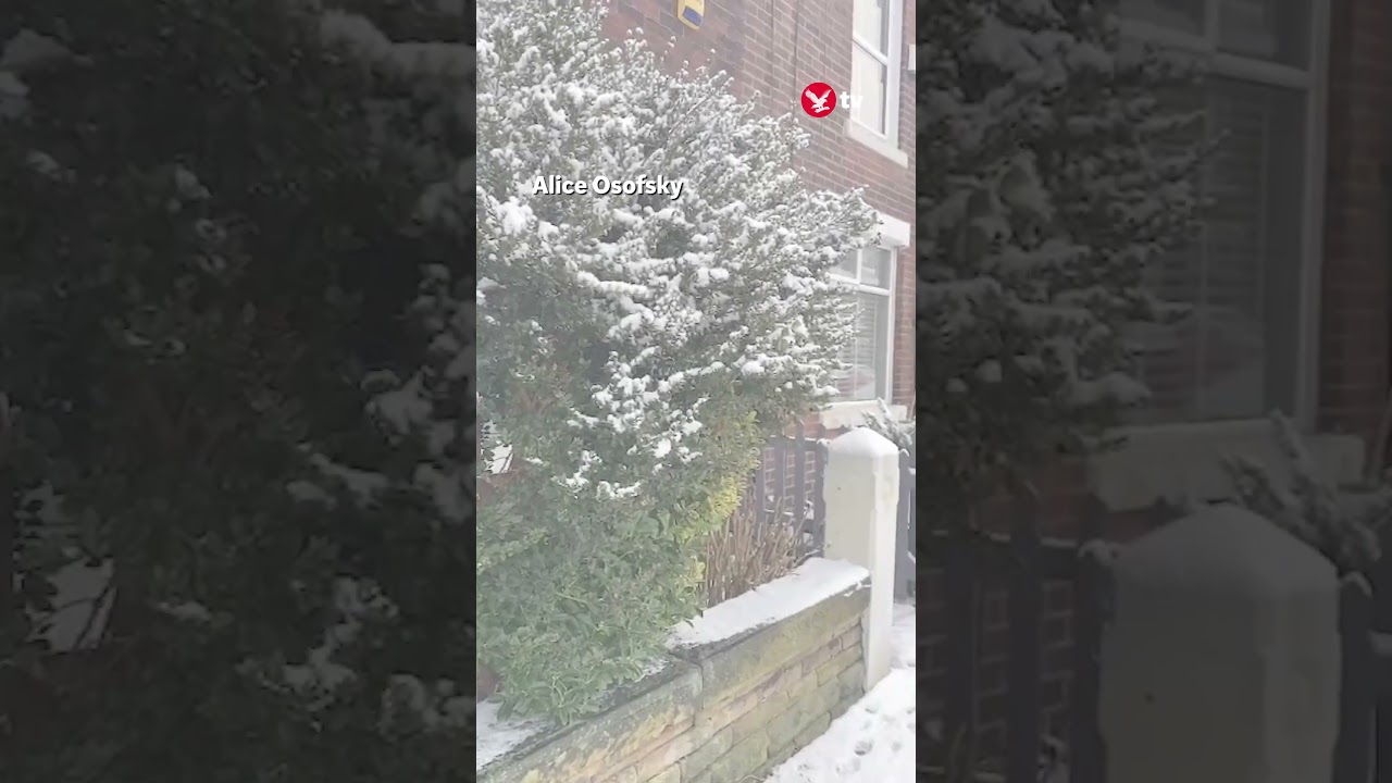 Snow falls on Manchester amid freezing temperatures #shorts #weather #manchester #snow #climate