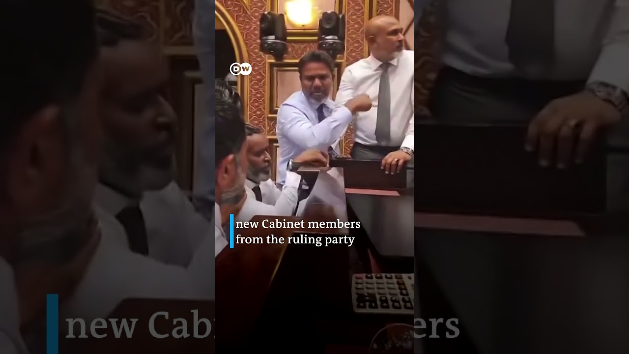 Maldives lawmakers scuffle at parliament | DW News