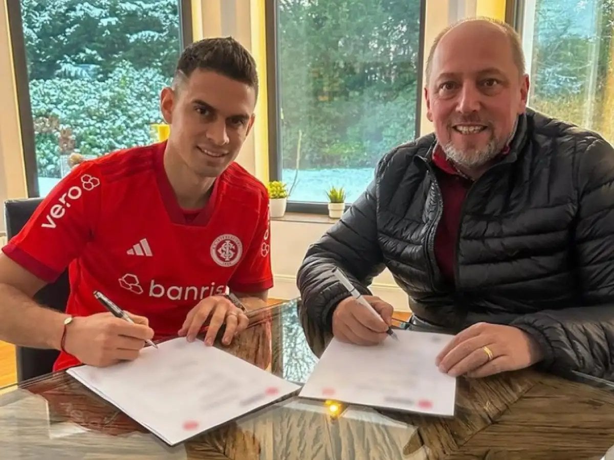 Werder reagiert irritiert über Borré-Foto - Clemens Fritz: "Es ist völlig in Ordnung, dass Frankfurt und Porto Alegre ein Agreement gefunden haben, aber wir sind sehr irritiert, dass Rafael schon im Trikot eines anderen Vereins abgelichtet wurde. Bis zum Sommer steht er noch bei uns unter Vertrag."