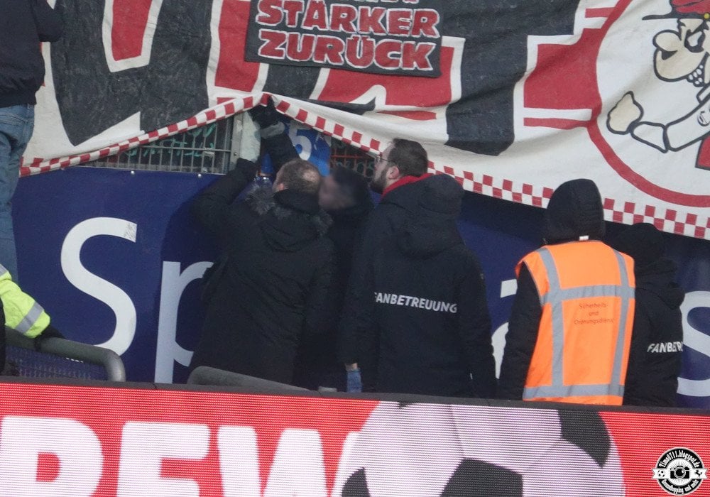 Bochum gegen Stuttgart: 40-minütige Unterbrechung wegen Zaunfahnen, obwohl Fluchttor noch geöffnet werden konnte