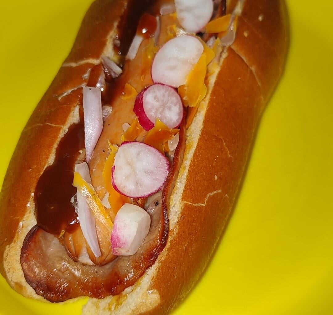 Cochonnaille en brioche et son lard, échalotes, radis, mimolette extra-vieille 21 mois