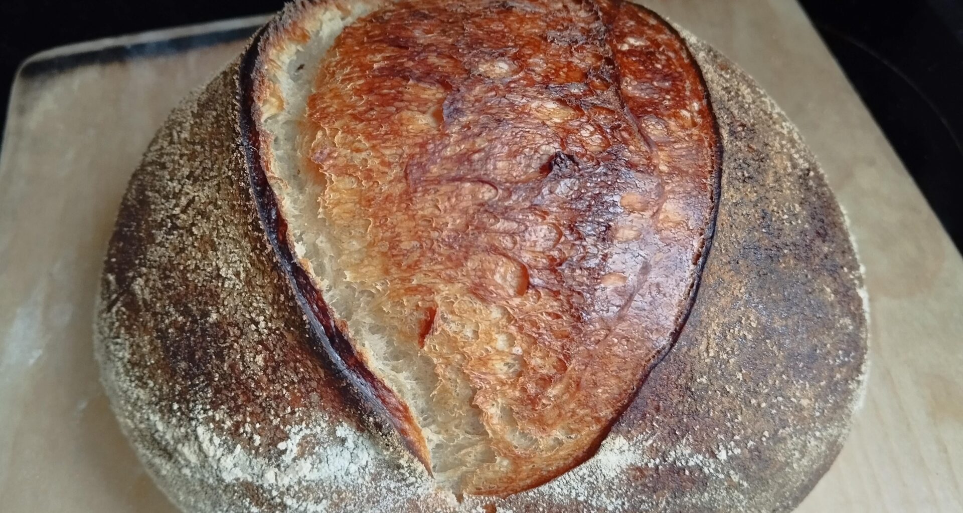 Pain au levain cuit sur une pierre à pizza