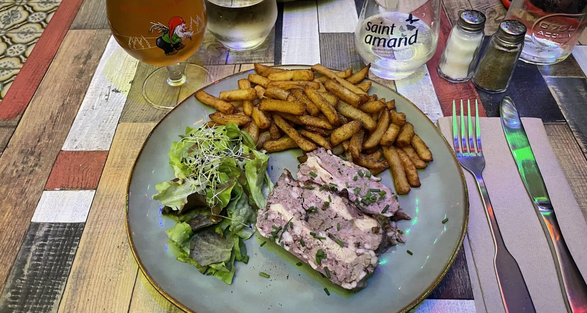 Plat du jour, terrines de cochon et frites