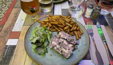Plat du jour, terrines de cochon et frites
