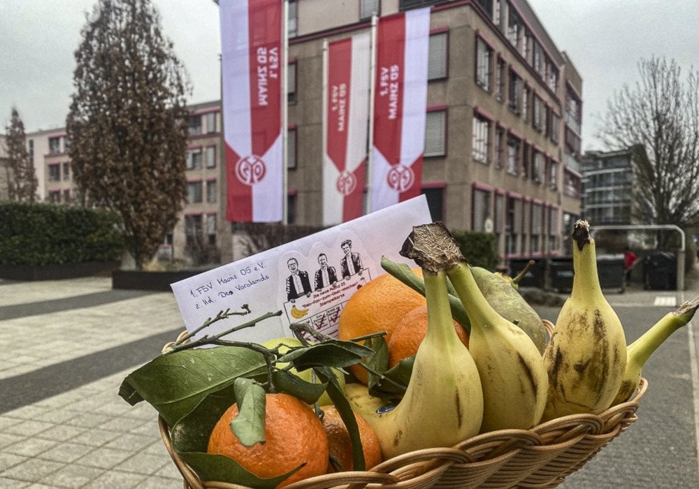 Kreativer Protest: Ultras übergaben Obstkorb an Vorstand von Mainz 05