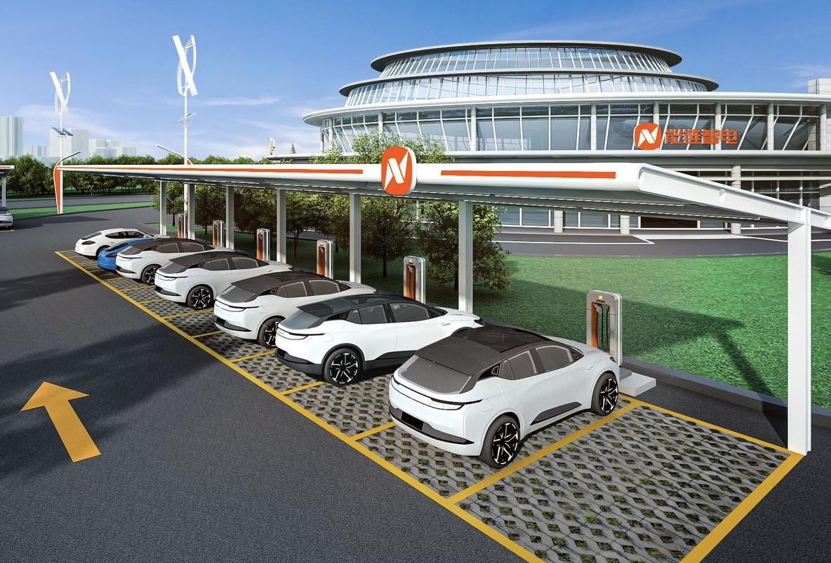 Number of EV charging stations (as of end of 2023): USA 🇺🇸: 170,000; China 🇨🇳: 7,400,000. China = 40x US