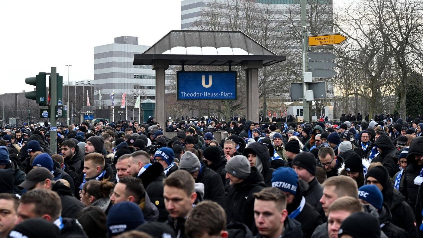 Nach dem Tod des Hertha-Präsidenten: 7000 Menschen beim Trauermarsch für Kay Bernstein in Berlin