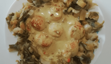 Saint-Jacques dans sa sauce au cari et lait de coco, sur une fondue de poireaux.