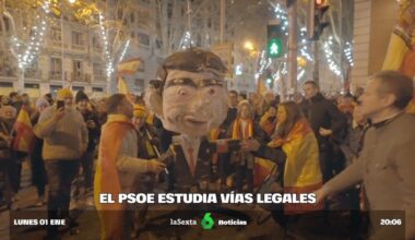 La Policía cita a declarar al convocante del apaleamiento de un muñeco de Pedro Sánchez en Ferraz