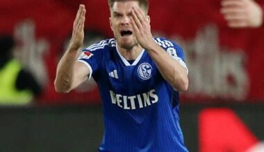 Simon Terodde rastete nach FCK-Blamage völlig aus: Nach Schlusspfiff soll er im Kabinengang mit der Faust mehrfach gegen eine Werbebande geschlagen und sich die Schalke-Jacke vom Körper gerissen haben - Ordner versuchten vergeblich ihn zu beruhigen