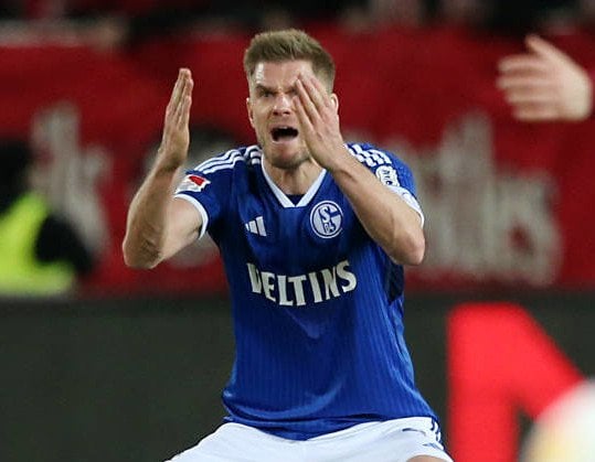 Simon Terodde rastete nach FCK-Blamage völlig aus: Nach Schlusspfiff soll er im Kabinengang mit der Faust mehrfach gegen eine Werbebande geschlagen und sich die Schalke-Jacke vom Körper gerissen haben - Ordner versuchten vergeblich ihn zu beruhigen