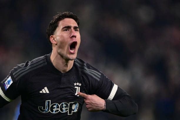 Nel buio di Torino Vlahović si illumina ancora. Il serbo è sempre più fondamentale per questa Juventus. L'analisi del suo momento positivo qui👇