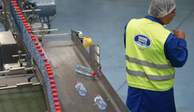 ENQUETE. Plusieurs producteurs d’eau en bouteille ont filtré illégalement leur eau pour masquer une contamination