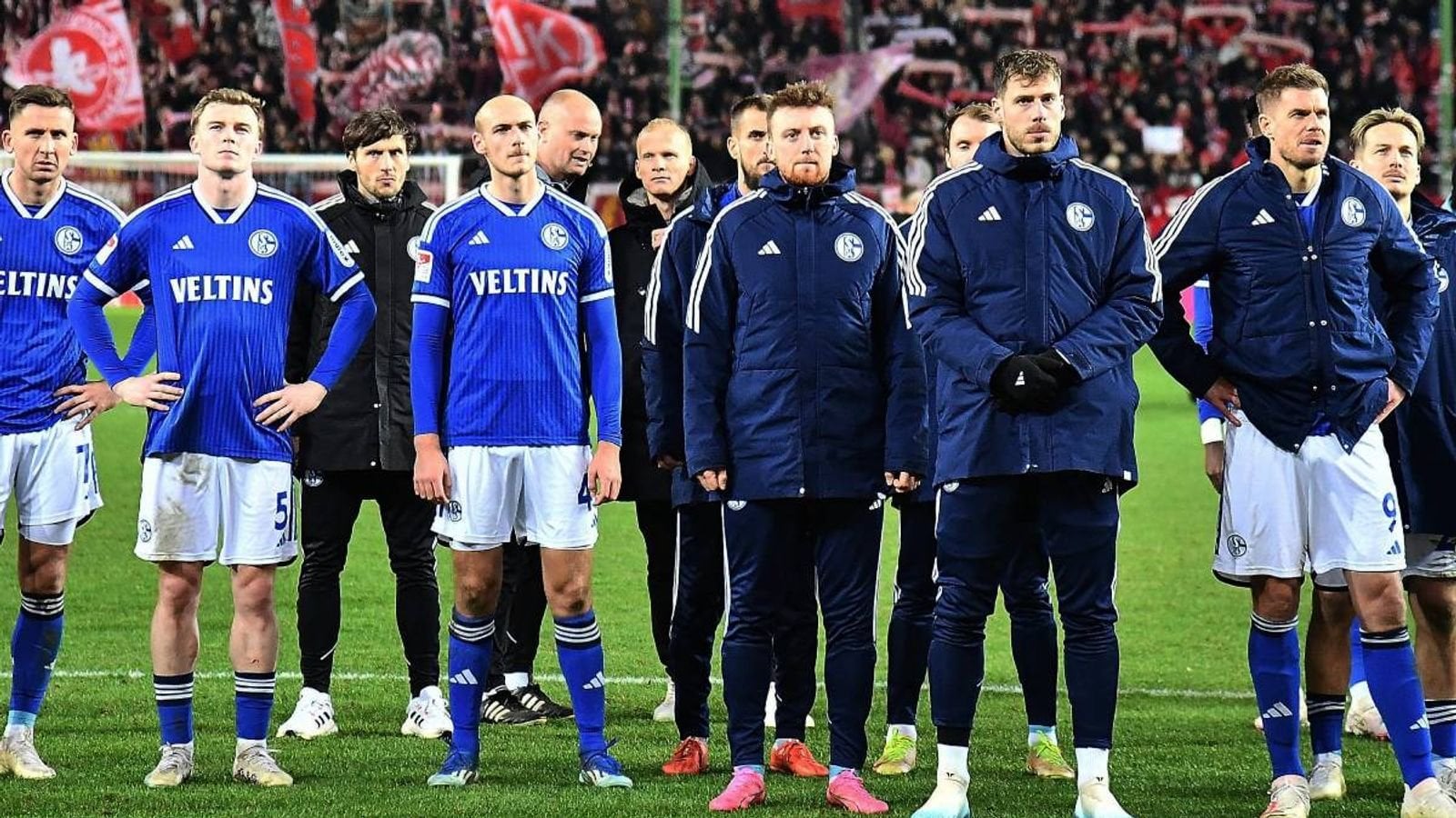 Kenan Karaman über eingestellten Support der Schalke-Fans im Lautern-Spiel: "Für die Fans habe ich absolutes Verständnis. Die reisen hier 5, 6 Stunden aus Gelsenkirchen an und wir liefern so einen Dreck ab. Wir müssen ein anderes Gesicht zeigen, Braunschweig wird ein enorm wichtiges Spiel für uns."