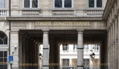 Projet de loi immigration : le Conseil constitutionnel censure largement le texte, dont le durcissement des conditions d'accès aux prestations sociales