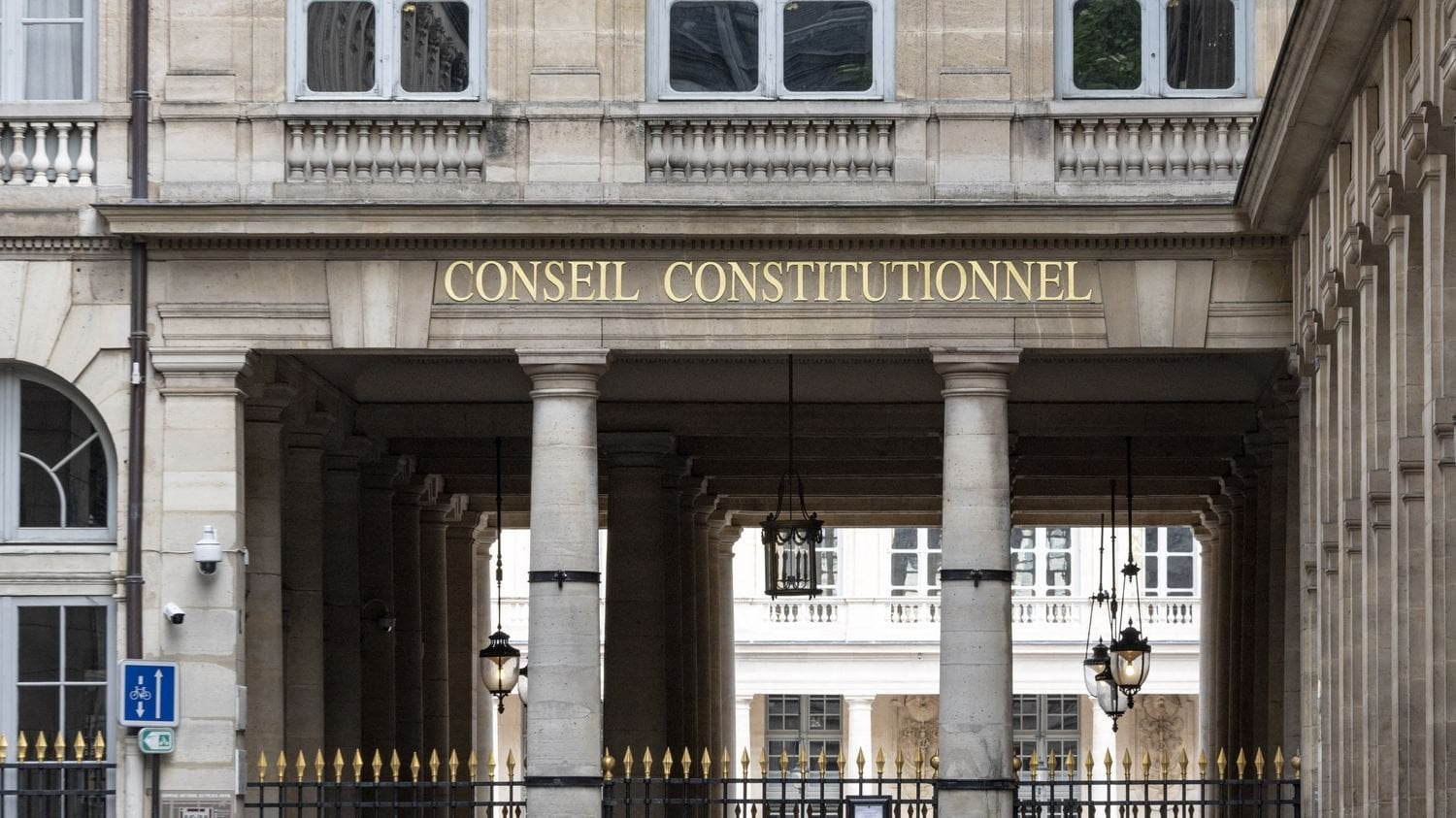 Projet de loi immigration : le Conseil constitutionnel censure largement le texte, dont le durcissement des conditions d'accès aux prestations sociales