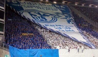 FCK vs. Schalke: Größte Blockfahne, 8.000 Gästefans, Wunderkerzen, Proteste & eingestellter Support