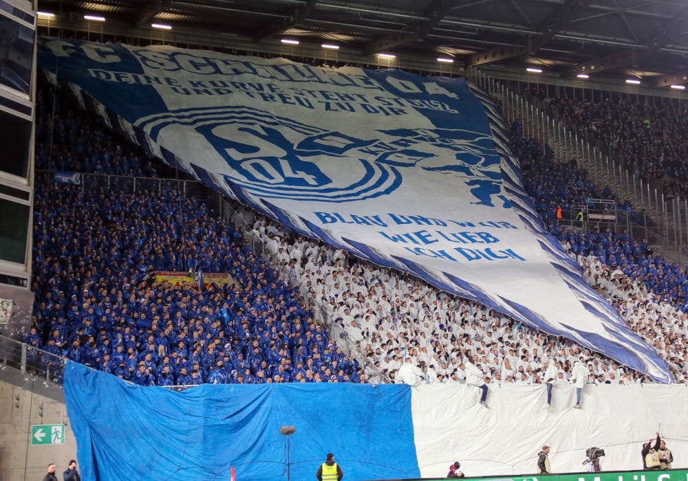 FCK vs. Schalke: Größte Blockfahne, 8.000 Gästefans, Wunderkerzen, Proteste & eingestellter Support
