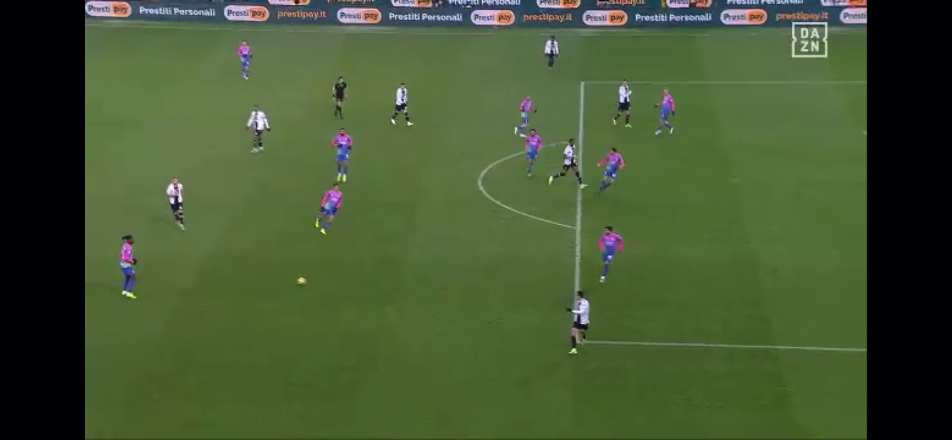 Udinese [2]-1 Milan, Thauvin steals the ball from Hernandez and scores, Udinese taking the lead.
