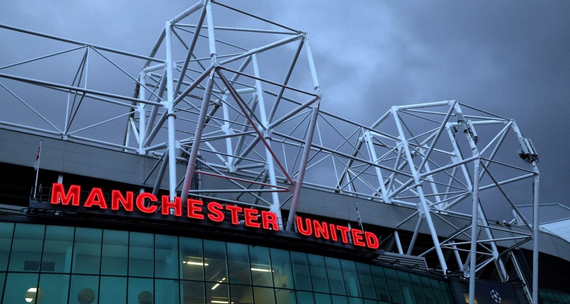 'Unfit for human consumption' - Man Utd blasted for serving raw chicken to guests at Old Trafford which led to one-star food hygiene rating | Goal.com