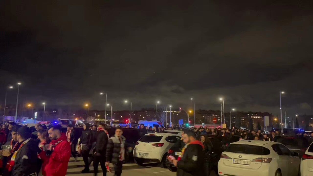 “Vinicius eres un mono”, canta la afición del Atlético antes de entrar al Metropolitano.