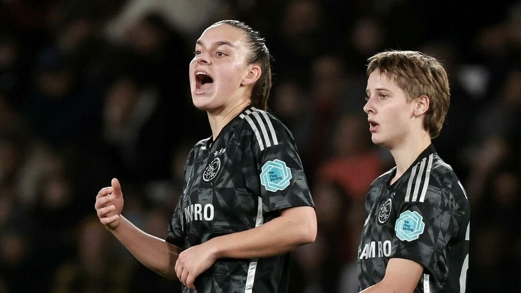Ajax Women lose in Paris vs PSG and need a result in Amsterdam vs Roma next week