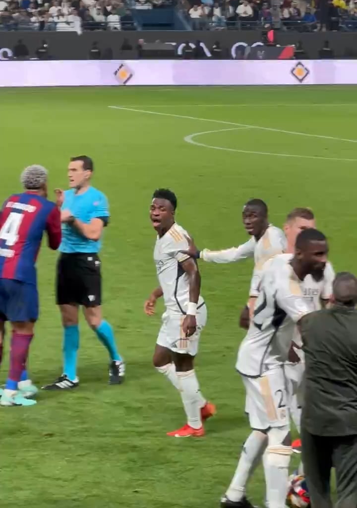 Vini trolling the Barcelona bench telling them "4-1"