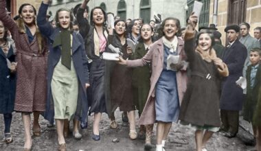Mujeres inundan las calles tras recibir su derecho al voto en 1933.