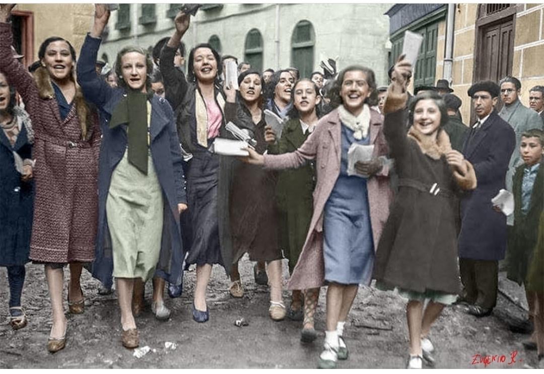 Mujeres inundan las calles tras recibir su derecho al voto en 1933.