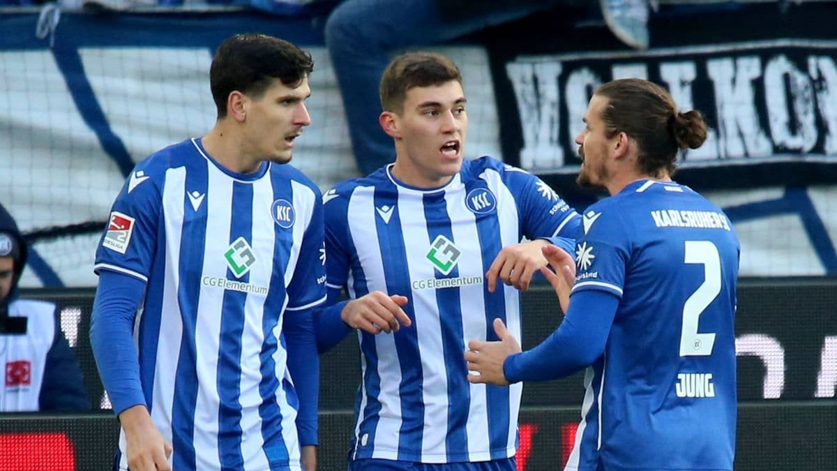 Karlsruher SC spielt zu Ehren Bernsteins mit Trauerflor
