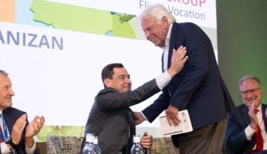 Felipe González carga contra las renovables para defender la energía nuclear