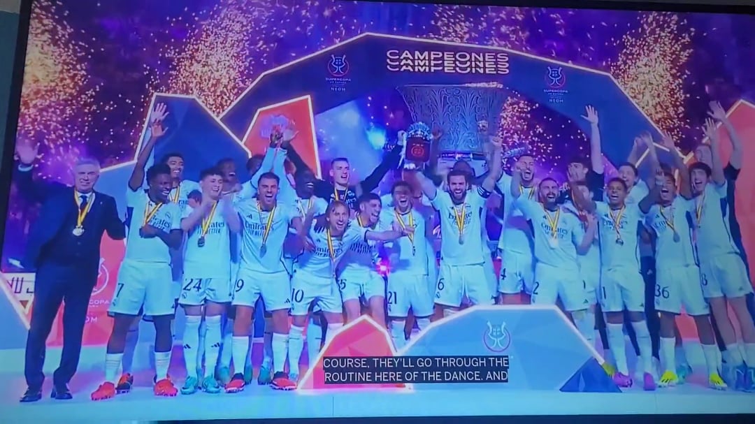 Madrid Players lifting Trophy