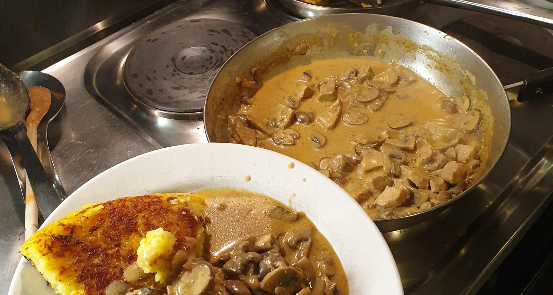 Émincé de veau à la zurichoise avec des roestis :)
