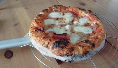 Puisque les pizzas ont l'air de plaire, voici la mienne, au saucisson italien.