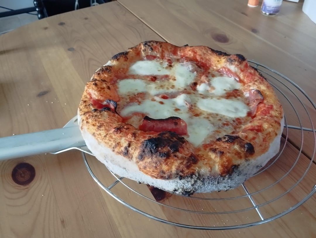 Puisque les pizzas ont l'air de plaire, voici la mienne, au saucisson italien.