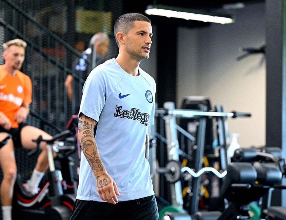[Romano] 🔵🦊 Enzo Maresca only wants Stefano Sensi and Italian midfielder is on the verge of joining Leicester City. Inter will receive fee in the region of €2m as soon as #LCFC will complete final proposal. Sensi has already agreed personal terms with Leicester, he wants the move.