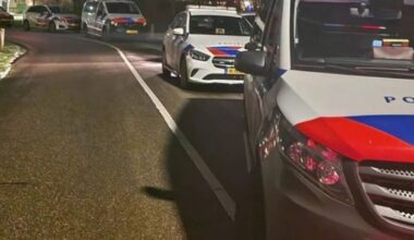 Hooligans PSV and FC Utrecht want to attack each other with weapons, police prevent a battle.