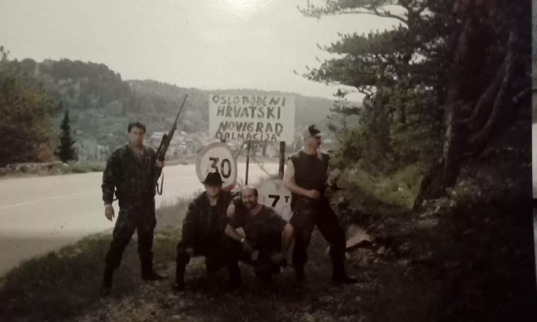 Na današnji dan 1993. započela je operacija Maslenica u kojoj je oslobođeno zadarsko zaleđe. U op. je poginulo 127 pripadnika HV-a a kao osvetu Srbi su počinili mnogobrojne zločine u narednim danima. Na slici je sa lijeve strane i poginuli dobrovoljac iz Bugarske, Stojan Gogov.