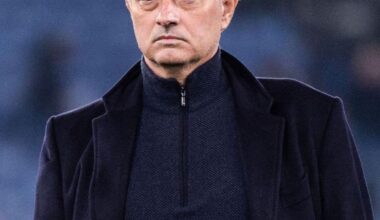 [skysports] Mourinho officialy sacked, Daniele De Rossi could be announced soon as new manager.