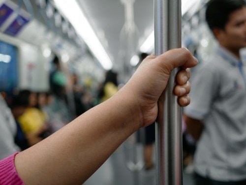 De l’intérêt collectif du léchage de barres de métro afin de rembourser nationalement notre dette immunitaire