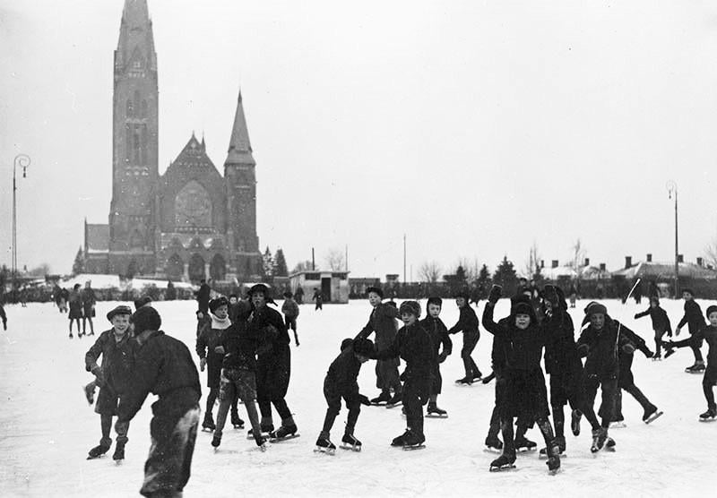 Skaters at Mannerheim Park, 1920/1930.