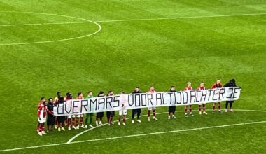 Royal Antwerp players holding a banner after the game in support of Marc Overmars, who has been suspended by FIFA for his inappropriate behaviour towards women at Ajax: "Overmars, always behind you".