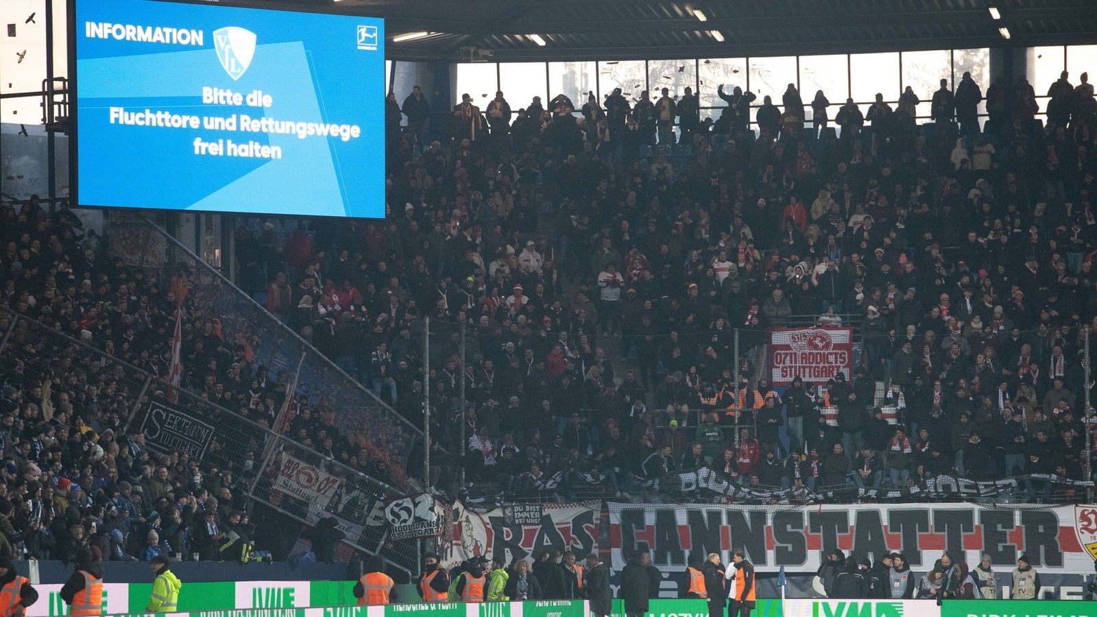 VfL-Boss Kaenzig widerspricht Wehrle-Behauptung, die Banner der VfB-Fans seien gemeinsam mit dem Ordnungsdienst angebracht worden: "Das ist falsch. Die Stuttgarter haben in der Vorspielphase möglicherweise eine Lücke ausgenutzt. Sie haben uns vielleicht getäuscht, das hat zu der Lage geführt."