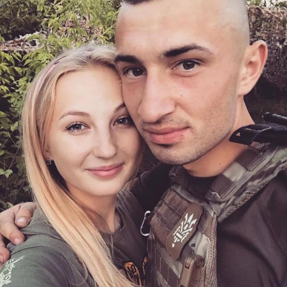 Ukrainian army medic gets engaged to soldier the day after her release from captivity