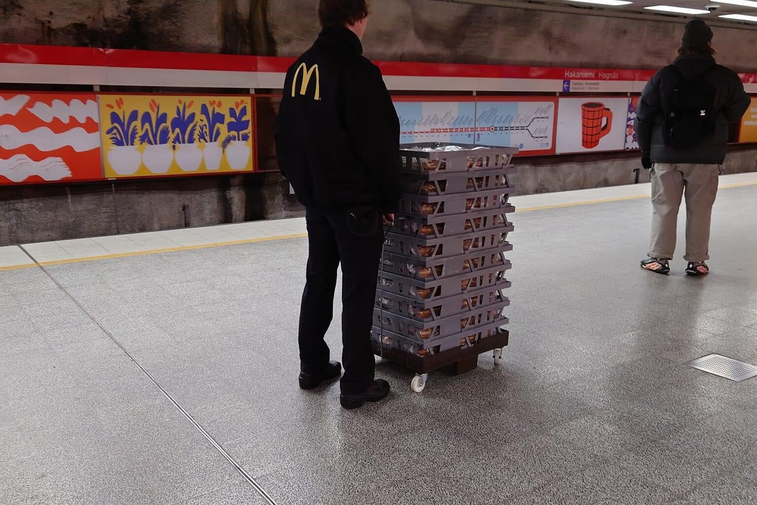 A McDonalds employee delivers rolls in the subway 😅