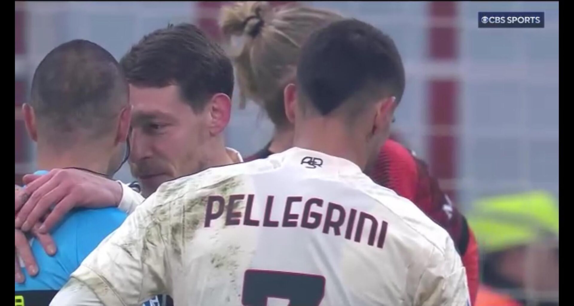 [2] Give a title to this, only wrong answers [I think Belotti saw the other picture and he tried to get closer to the referee too] Milan 3-1 Roma, 14/01/24.