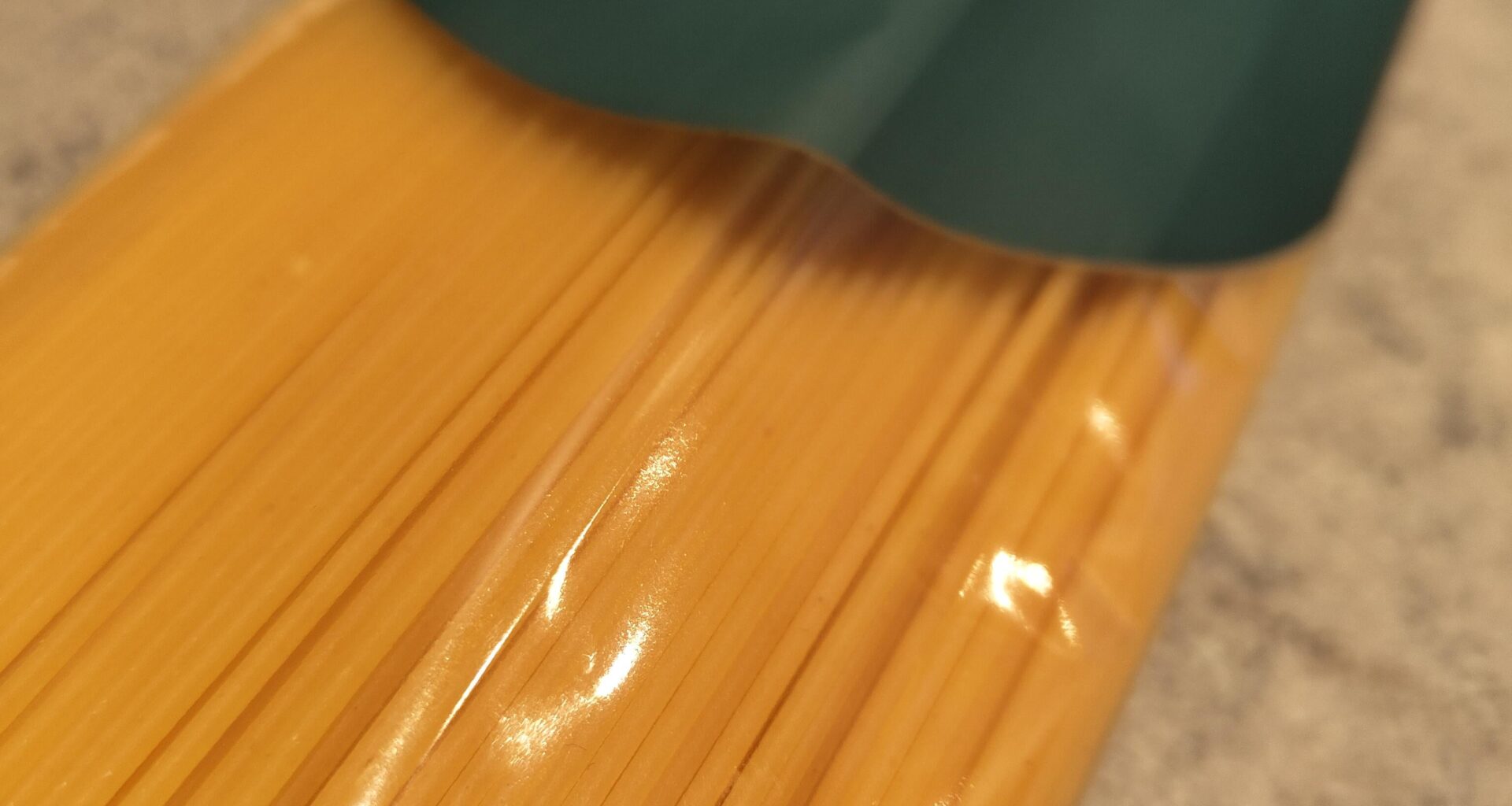 Spaghetti er knust, sandsynligvis på grund af store Anna og Lotte hænder ved indskanning - produktet er defekt. Efter jeg har brugt min tid på at tage billeder, sende en klage, svare på mails, osv, tilbyder Salling Kundeservice et gavekort på en skolehjem samtale